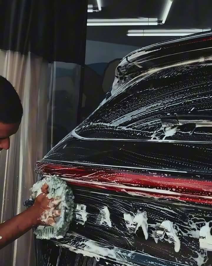Lavagem com espuma na traseira de um carro preto na Bozzi Estética Automotiva