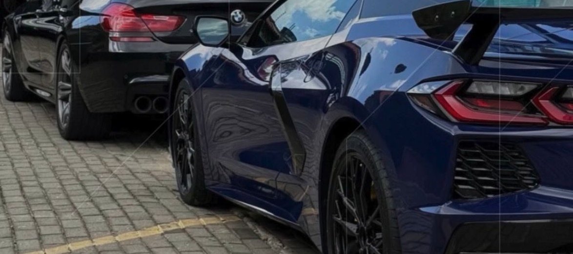 Carros esportivos estacionados em frente à fachada da Bozzi