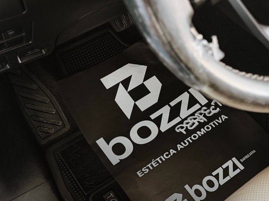 Tapete de proteção com a marca Bozzi Estética Automotiva sob o volante