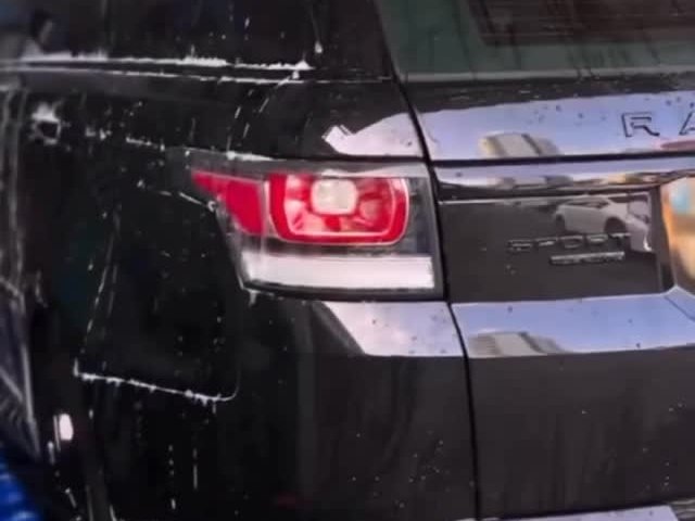 Traseira de um SUV preto molhada após a lavagem