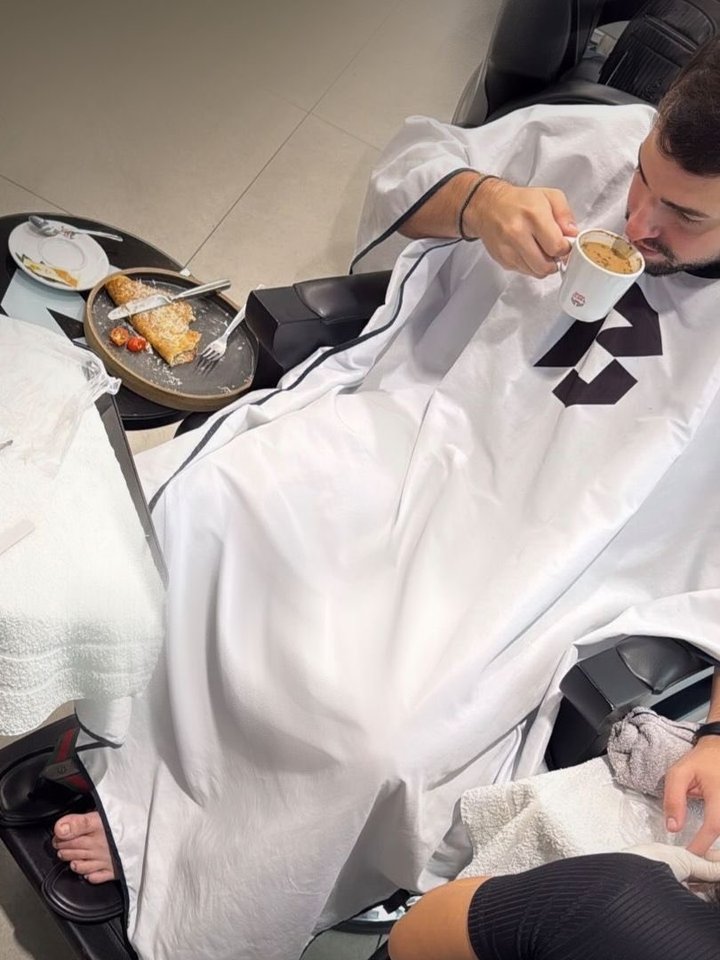 Cliente tomando café com um lanche durante o atendimento