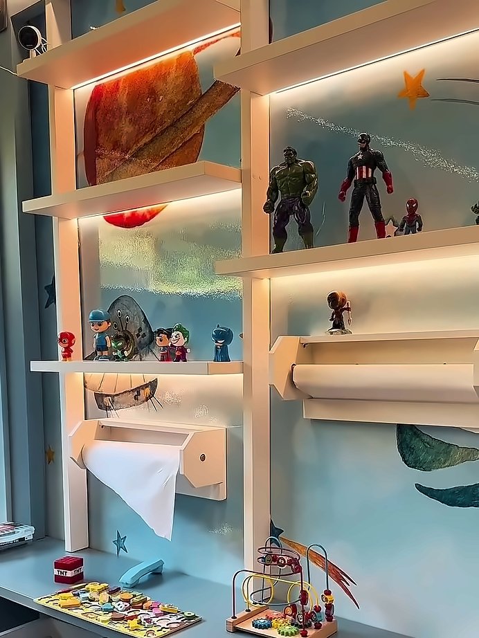Prateleiras iluminadas com brinquedos no espaço Bozzi Kids