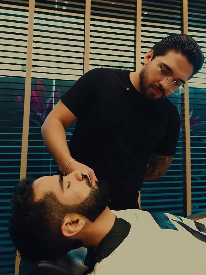 Barbeiro da Sala Premium finalizando a barba de um cliente