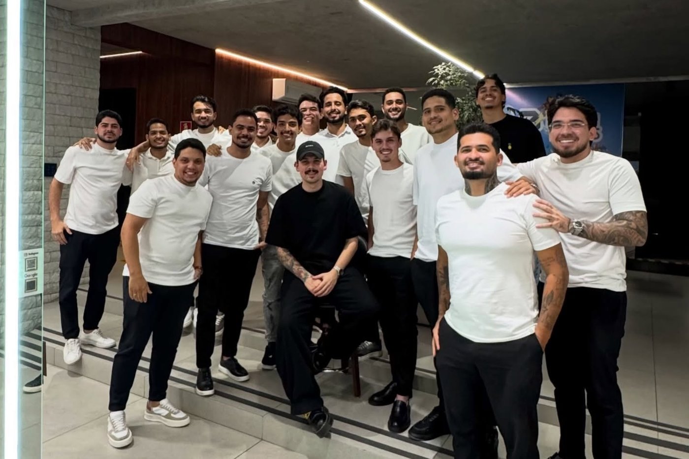 Equipe da Bozzi reunida no salão, de camiseta branca