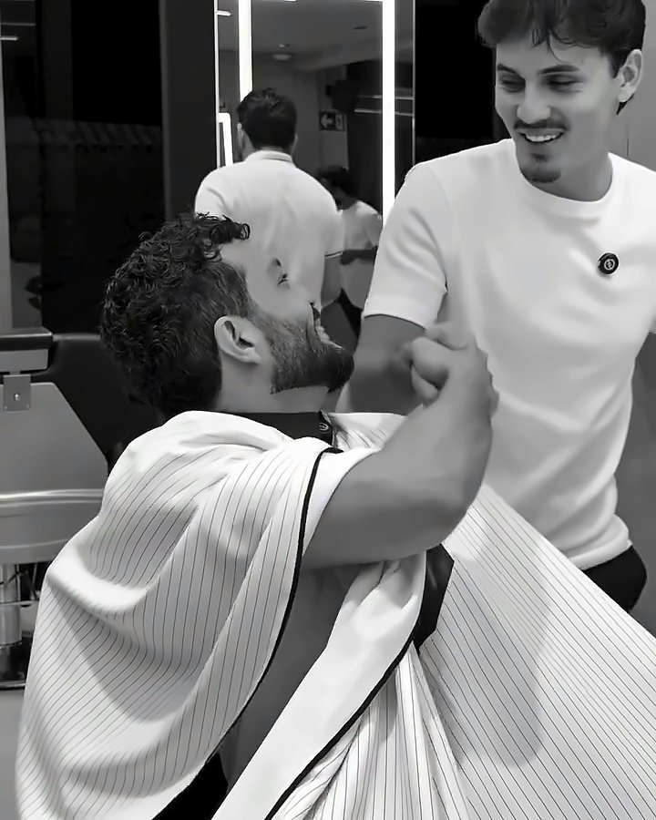 Barbeiro e cliente se cumprimentando depois do corte