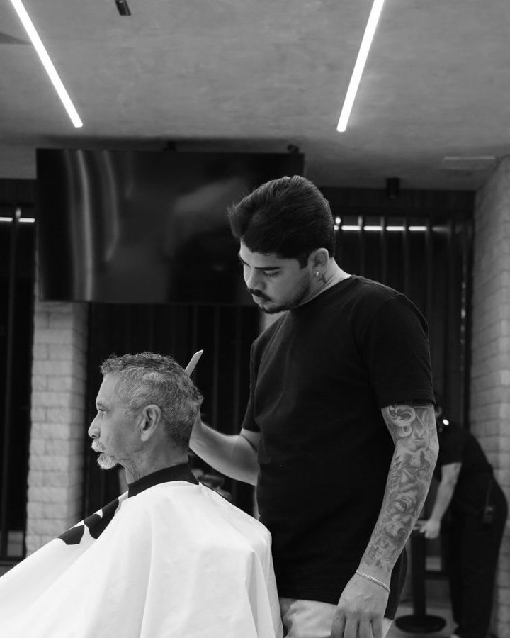 Barbeiro atendendo um senhor de cabelo grisalho