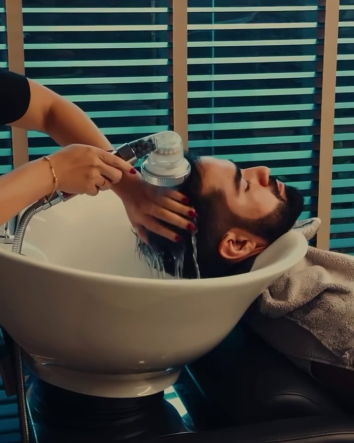 Cliente relaxando durante a lavagem do cabelo