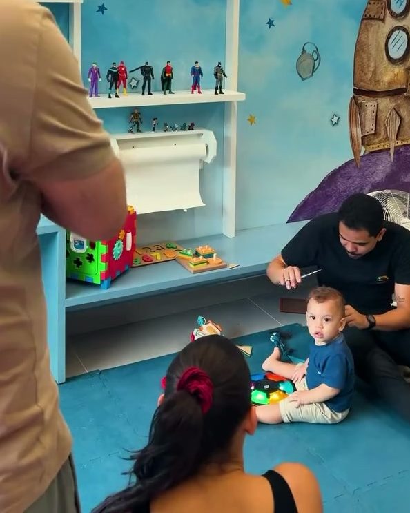 Área de brincar do espaço kids, com tapete e brinquedos