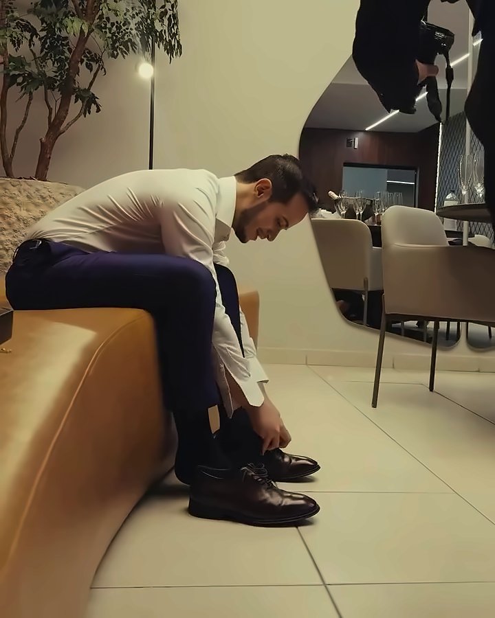 Noivo amarrando o sapato na Sala VIP antes do casamento