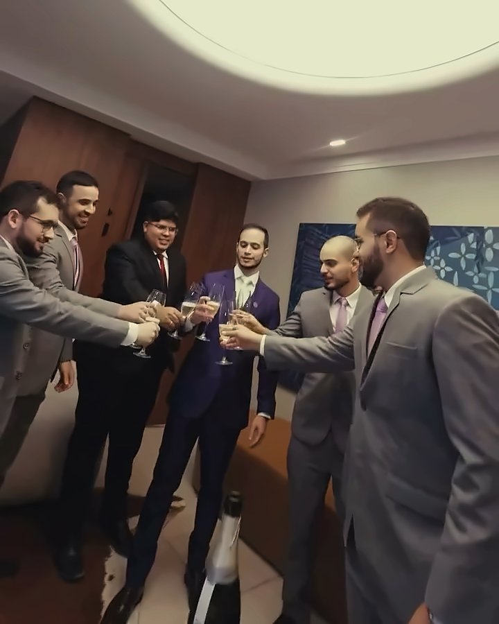 Noivo e padrinhos brindando antes do casamento